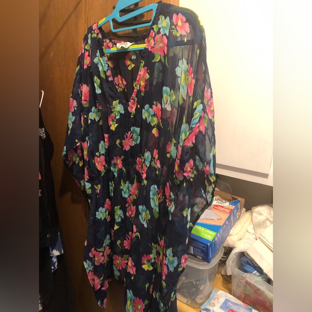 Tramp Lightweight Sheer Polyester Poncho-698 $8 or 🦋